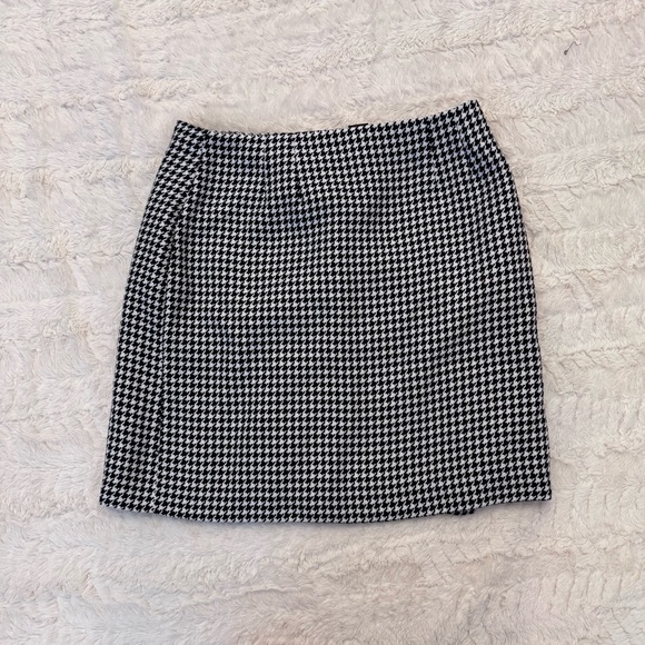 Stylish Black and White Skirt - Picture 2 of 3